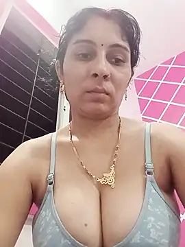 Snapshot of Hot_ree85 chatting on June 2026 02:47:02 AM Hot ree85 online show from June 2026 02:47:02 AM