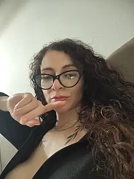 Nanucurlyxx online show from May 2026 06:42:02 PM