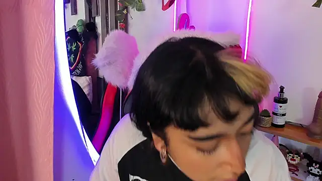 MeowMota  online show from May 2026 06:25:01 PM