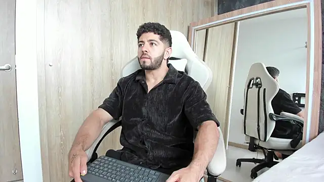 Snapshot of Thiago_moretti chatting on July 2026 10:23:02 PM Thiago moretti online show from July 2026 10:23:02 PM