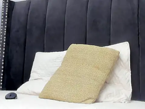 Anikka Albrite  online show from April 2026 01:33:02 PM