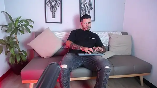 Aronhilton online show from January 2026 07:19:02 PM