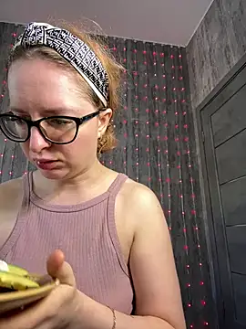 coy girl  online show from April 2026 12:14:02 PM