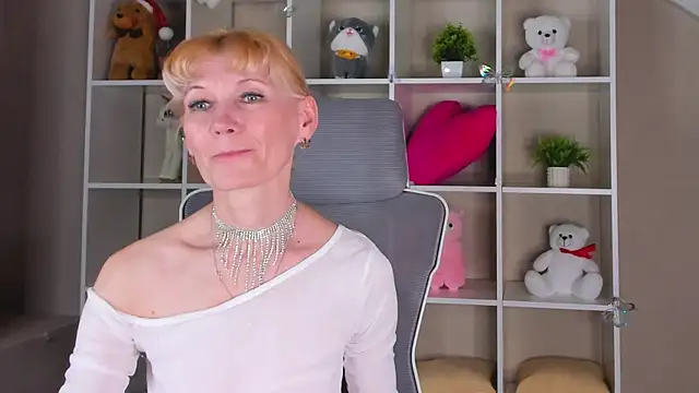 Julie Lucas online show from April 2026 04:46:01 AM