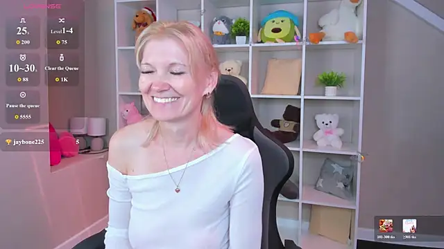 Snapshot of Julie_Lucas chatting on July 2026 10:21:02 AM Julie Lucas online show from July 2026 10:21:02 AM