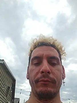 Snapshot of Rayzel_White chatting on July 2026 09:40:01 AM Rayzel White online show from July 2026 09:40:01 AM