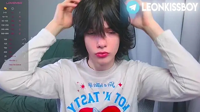 LeonBoykisser online show from April 2026 07:07:01 PM