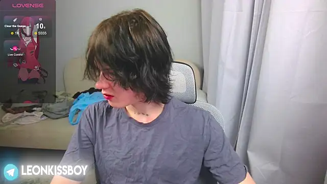 LeonBoykisser online show from April 2026 09:53:02 PM