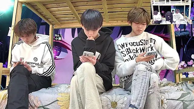 xiaohuangren01 online show from March 2026 03:23:02 AM