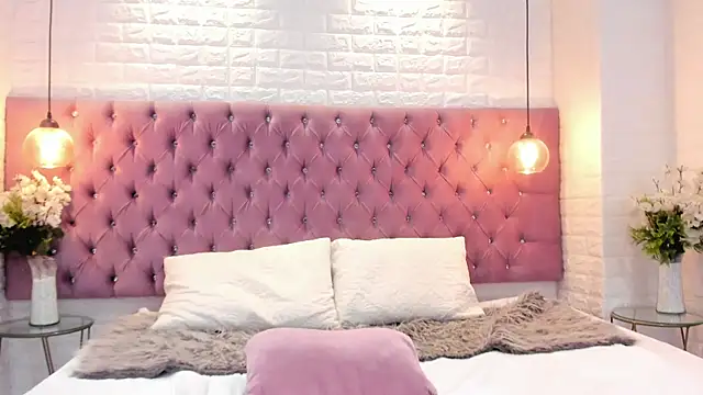 nela moretti online show from April 2026 01:42:02 AM