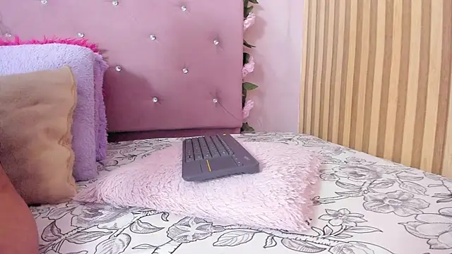 lovely  kiss   online show from June 2026 06:24:02 PM