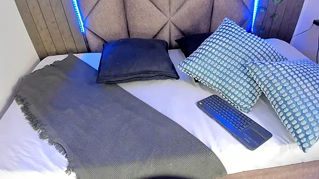 AndrewKenoxx  online show from April 2026 12:17:02 PM