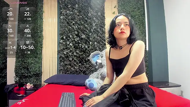 IvyyEmerald online show from February 2026 01:04:02 PM