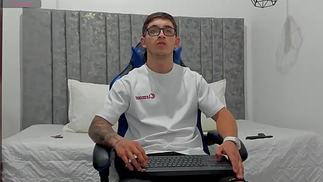 Calvin Hunter online show from April 2026 12:08:02 AM