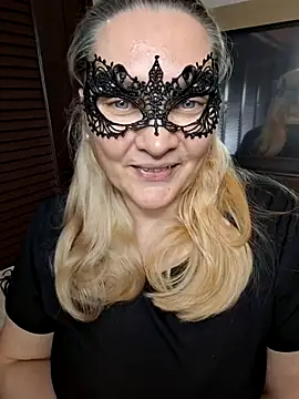 MaskedQueen77 online show from May 2026 03:29:02 PM