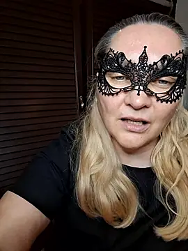 MaskedQueen77 online show from May 2026 04:04:02 PM