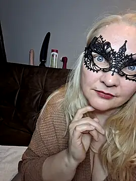 MaskedQueen77 online show from May 2026 06:37:01 PM