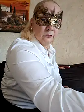 MaskedQueen77 online show from May 2026 12:24:01 PM