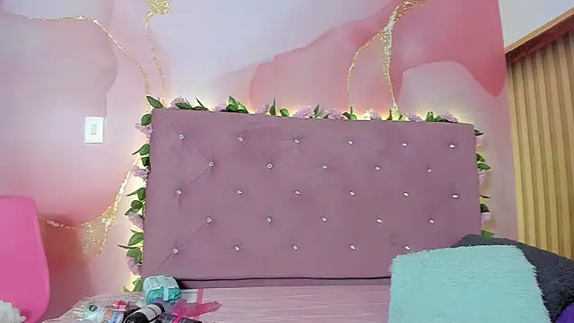 Melanie  Evans online show from April 2026 11:01:01 AM