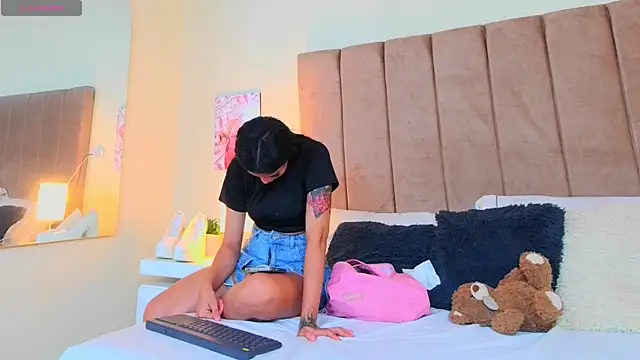 LANA LARSEN online show from April 2026 11:38:01 AM