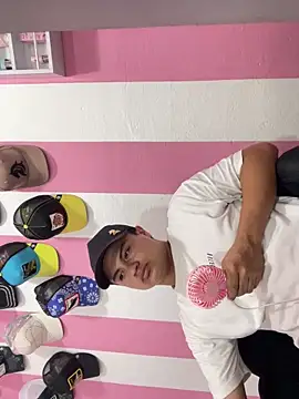 andresmahecha777 online show from March 2026 10:27:02 PM