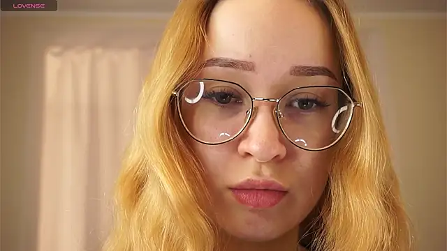 Snapshot of SallyDeniken chatting on February 2026 05:22:02 PM SallyDeniken online show from February 2026 05:22:02 PM