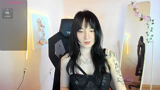 Snapshot of AliceeinWonderlanddd chatting on May 2026 02:20:02 AM AliceeinWonderlanddd online show from May 2026 02:20:02 AM