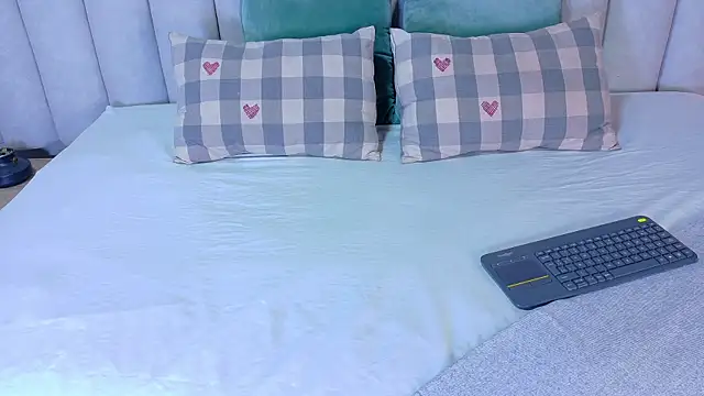 AnnieRouse   online show from April 2026 11:42:01 AM