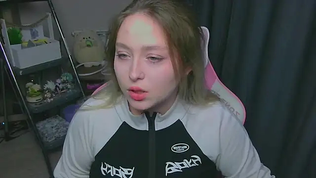 Emiliaaah online show from February 2026 01:49:02 PM