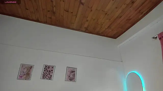 luna velveth online show from April 2026 11:35:01 AM