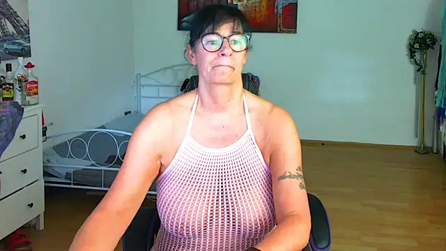 Sylly online show from October 2025 11:43:01 AM