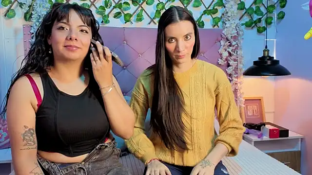 Valkiria-and-Dione online show from April 2026 07:28:01 PM