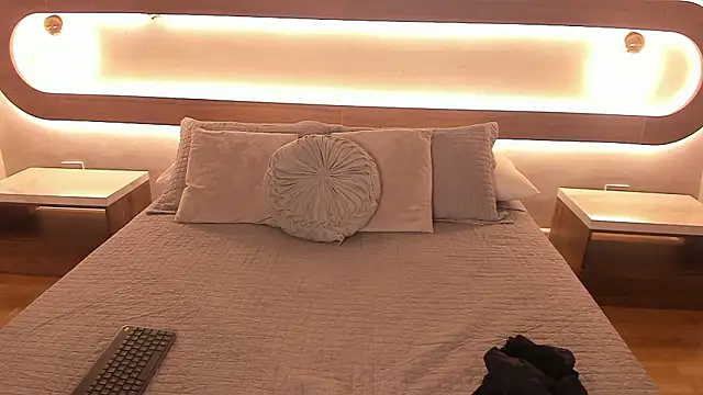 Sienna brunette online show from February 2026 12:19:01 PM