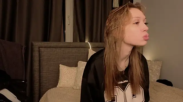 Snapshot of CarmenScott chatting on March 2026 08:33:01 PM CarmenScott online show from March 2026 08:33:01 PM