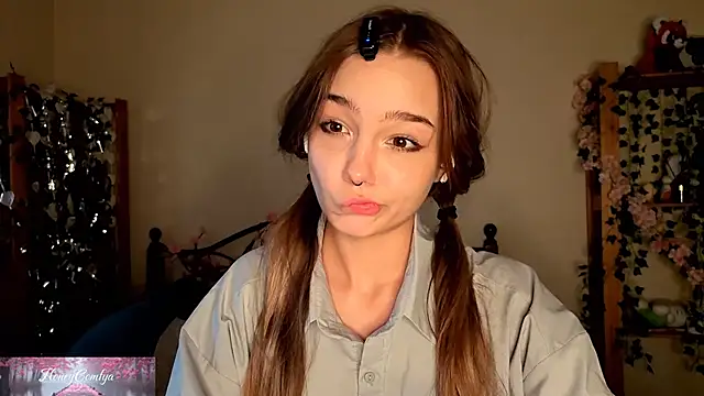 Snapshot of HoneyComfy chatting on June 2026 01:03:01 PM HoneyComfy online show from June 2026 01:03:01 PM
