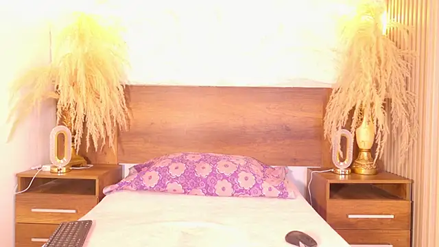 mollyjackson  online show from April 2026 12:59:01 PM