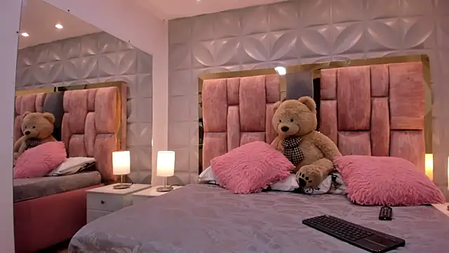 Paris Velvet online show from April 2026 11:48:01 PM