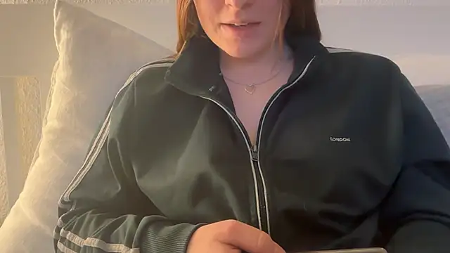 Snapshot of Lucyschickt chatting on March 2026 05:20:01 PM Lucyschickt online show from March 2026 05:20:01 PM