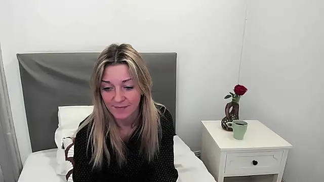 Snapshot of MileyXStar chatting on February 2026 09:09:02 PM MileyXStar online show from February 2026 09:09:02 PM