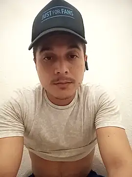 Snapshot of Reuss25 chatting on June 2026 10:32:01 AM Reuss25 online show from June 2026 10:32:01 AM