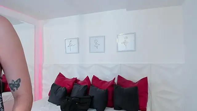 naomi amoretti online show from February 2026 04:34:02 PM