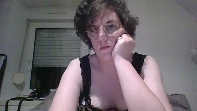 OIseauNoir88 online show from April 2026 08:09:02 PM