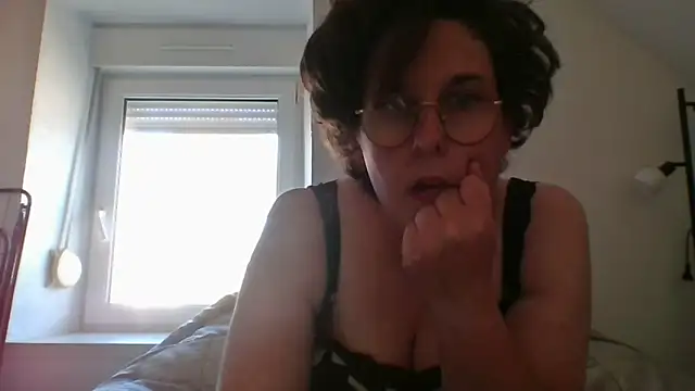 OIseauNoir88 online show from April 2026 02:49:01 PM