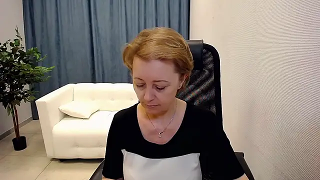 Snapshot of MONA_W chatting on May 2026 10:45:01 AM MONA W online show from May 2026 10:45:01 AM