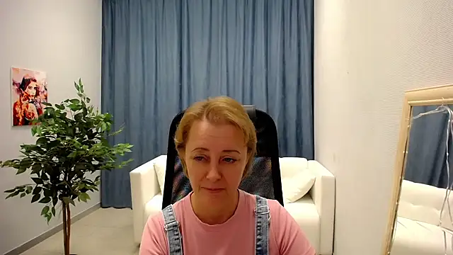 Snapshot of MONA_W chatting on May 2026 11:07:01 AM MONA W online show from May 2026 11:07:01 AM