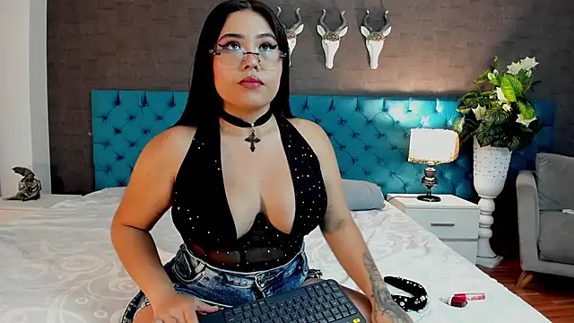 LunnaMoretti online show from April 2026 03:20:02 PM