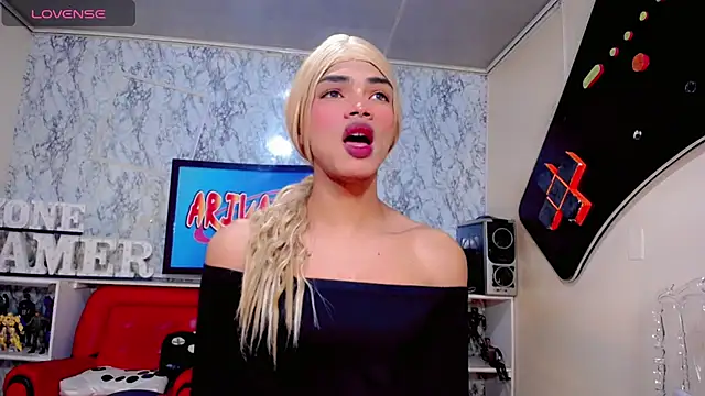 Snapshot of Karol_Vanessa__ chatting on May 2026 12:11:01 PM Karol Vanessa online show from May 2026 12:11:01 PM