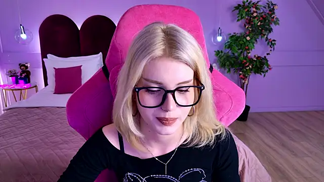 ScarletBlackwood online show from April 2026 05:00:02 AM
