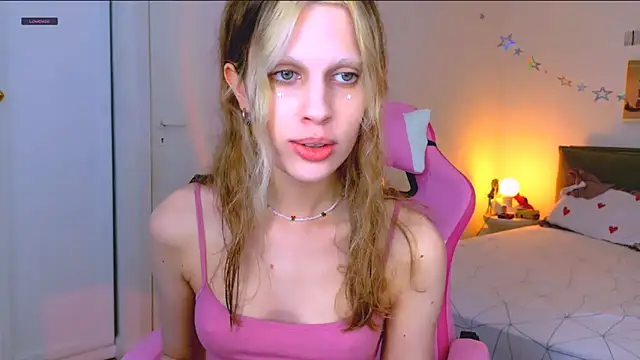 Snapshot of Maxine_gold chatting on June 2026 08:17:01 AM Maxine gold online show from June 2026 08:17:01 AM