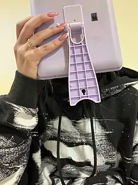 Sara Fernandez  online show from February 2026 01:54:01 PM